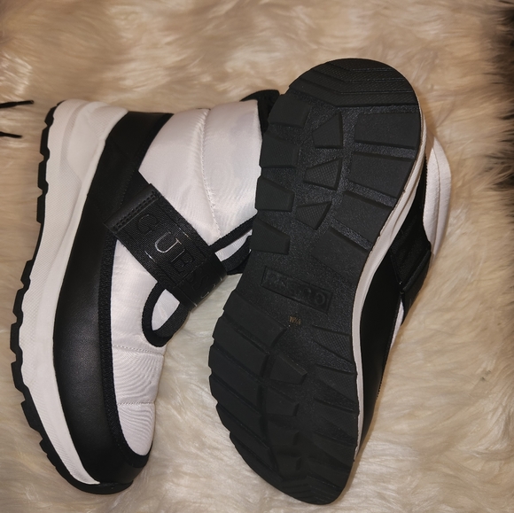 White and Black Guess factory boots. Size 8.5 - Picture 1 of 6